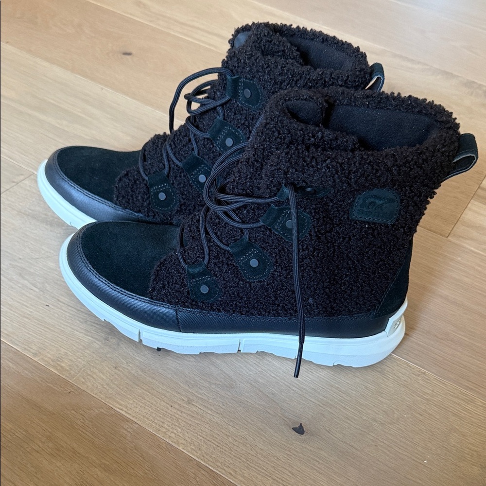 Stylish Black womens Boots with Fleece Lining